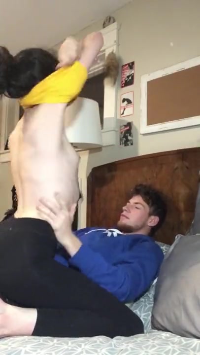 Молодой человек перепихнулся с 18-летней брюнеткой в леггинсах