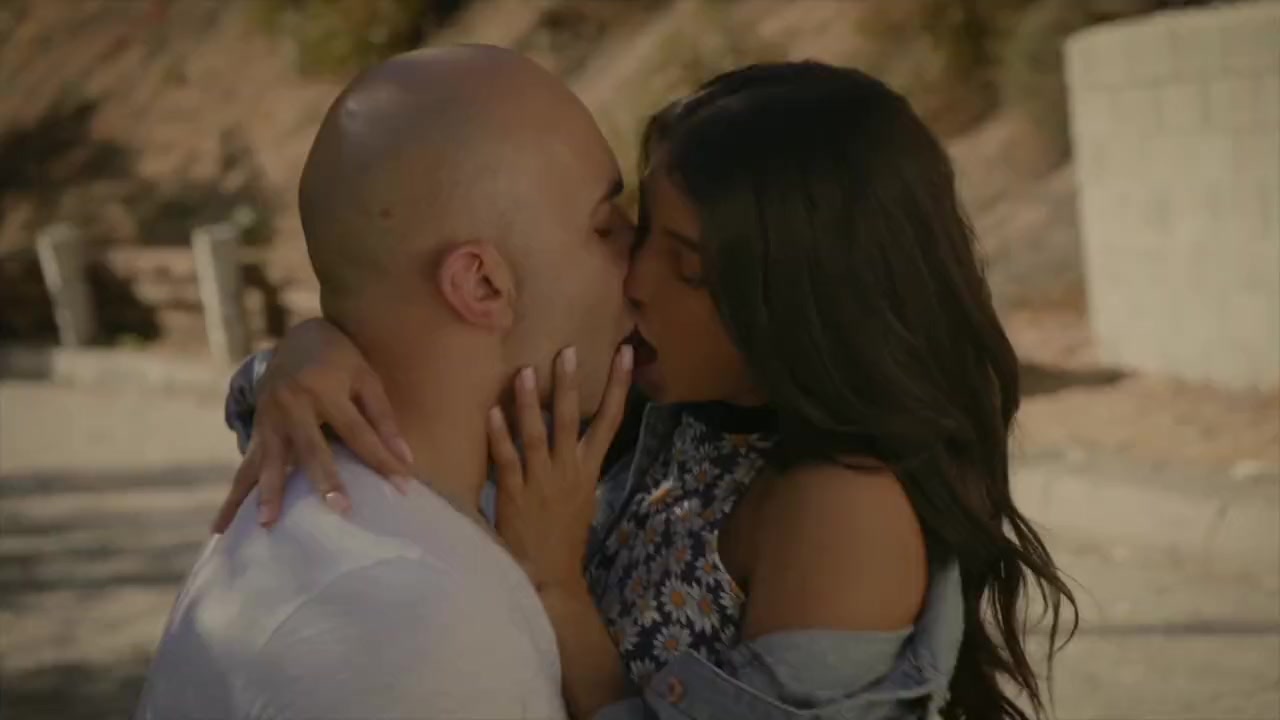 Мокрая тощая девка с маленькой грудью хочет потрахаться в душе