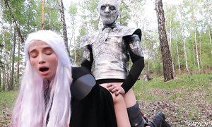 Косплей любовной пары на природе грозит всем местным грибникам сердечными приступами