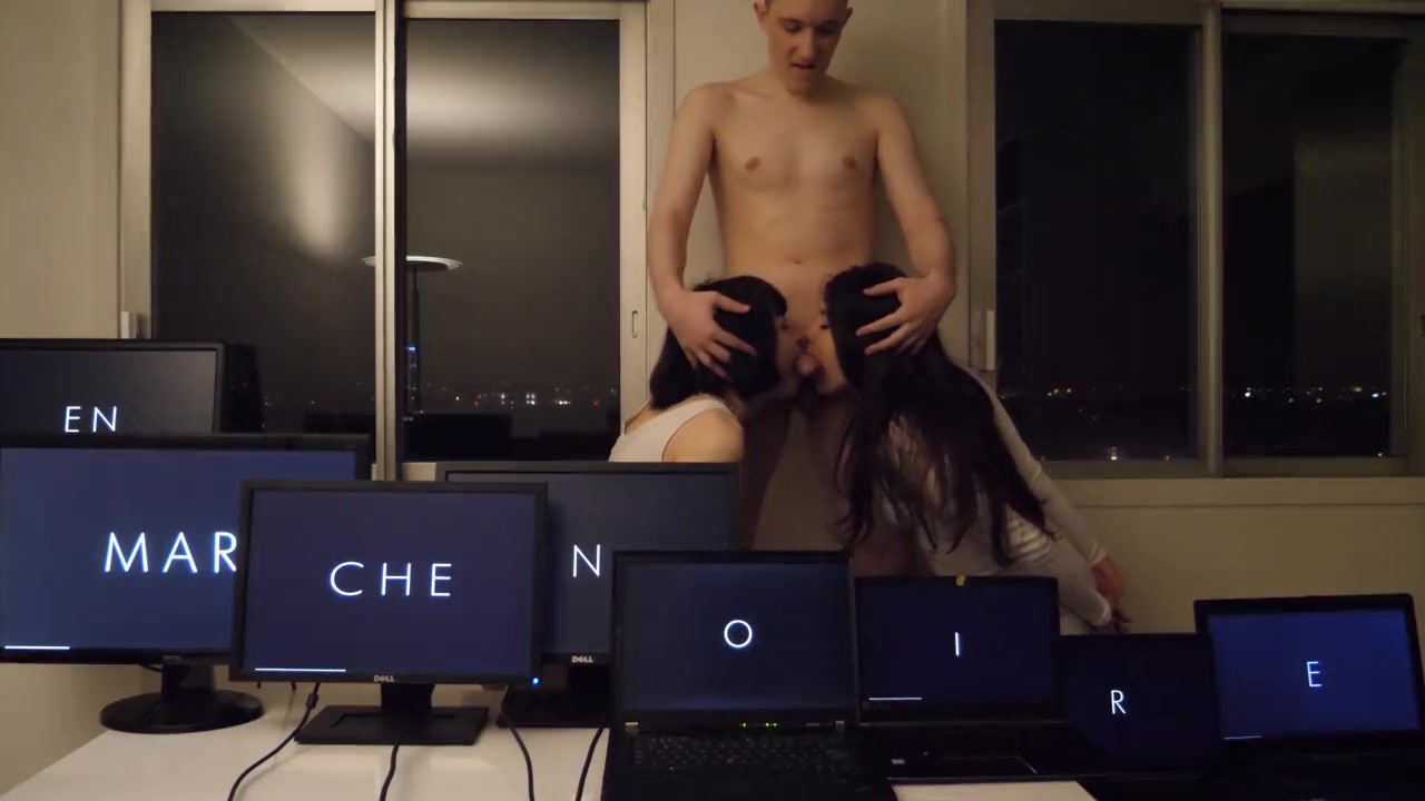 Чтобы долго не задерживаться на работе парень хочет двух шлюх оттрахать по-быстрому в ротик и раком