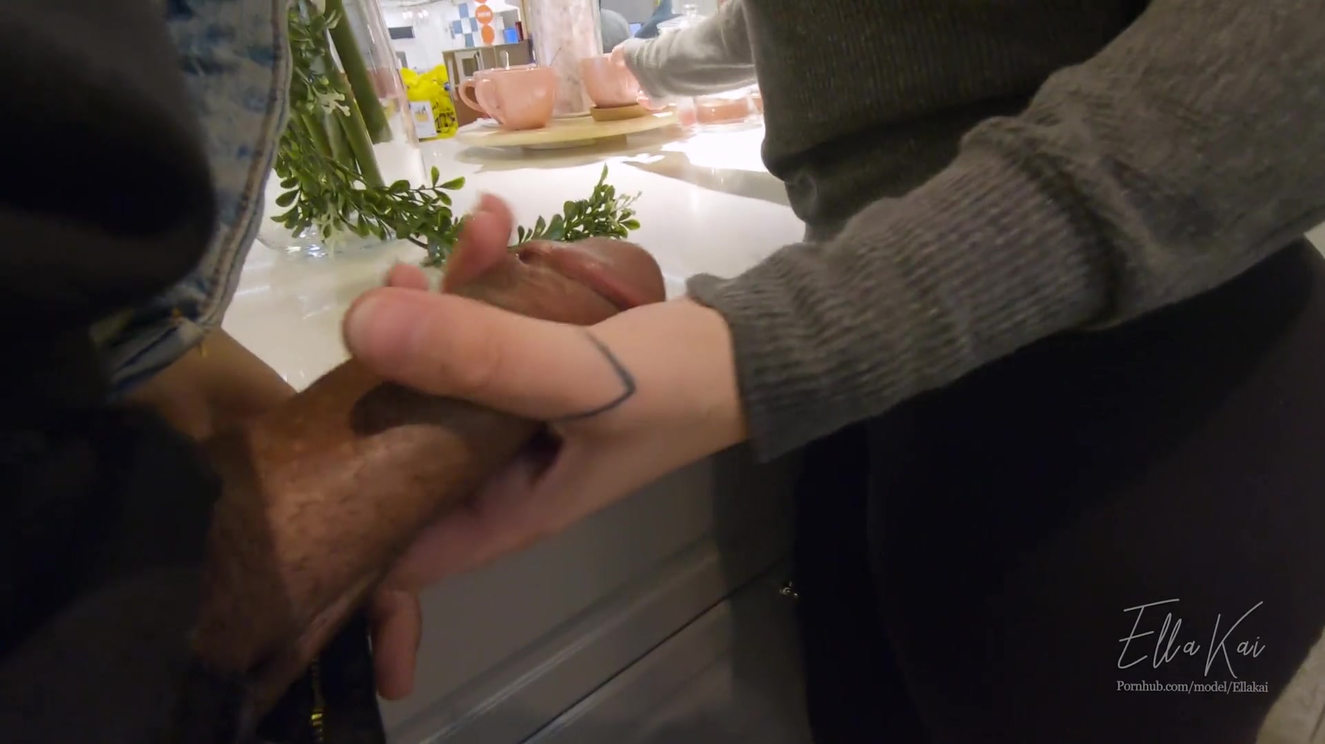 Молодая брюнетка с большой красивой грудью публично отсосала член своему чернокожему спутнику