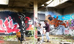 Плоскодонку в светлых джинсах в заброшенном цехе отодрал бомж