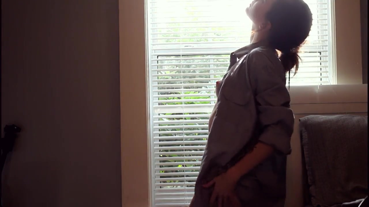 Худая татушка в чулках мастурбирует на диване секс игрушками