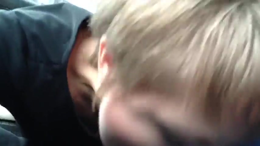 Шлюха с объездной сосёт стояк снявшего её водиле