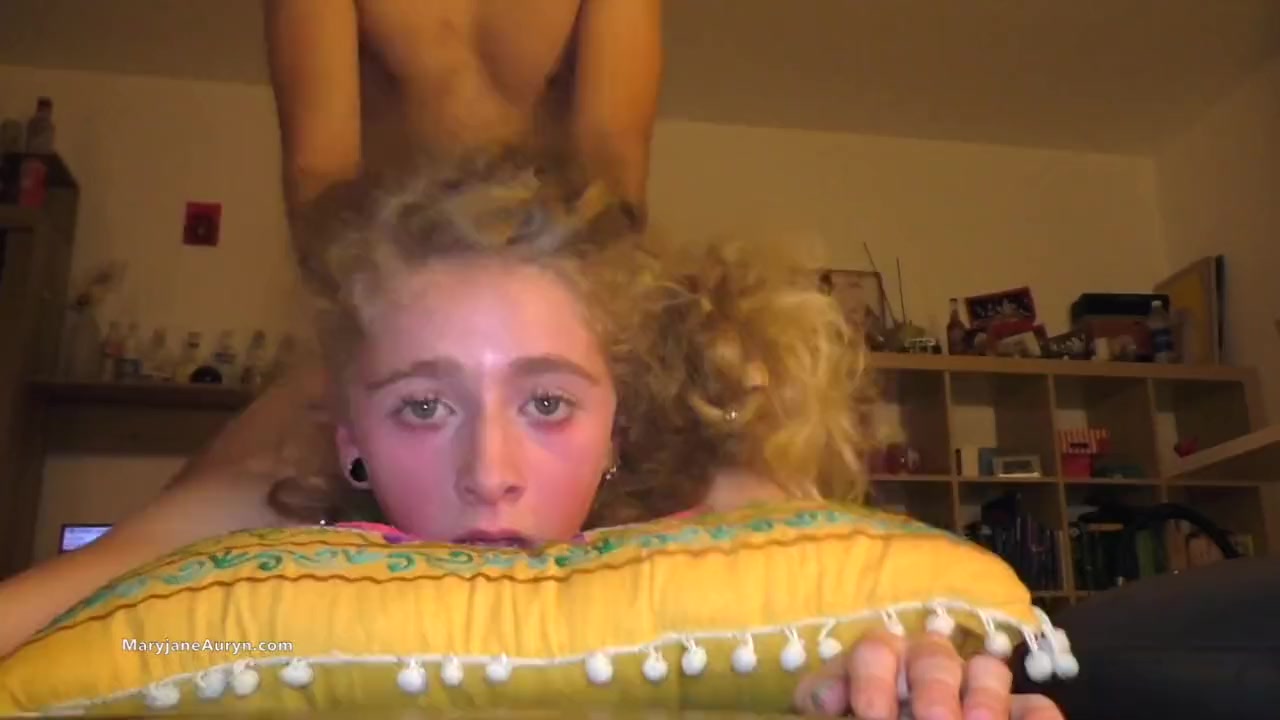 Грубо трахает кудрявую 18-летнюю девочку с клипсами в ушах